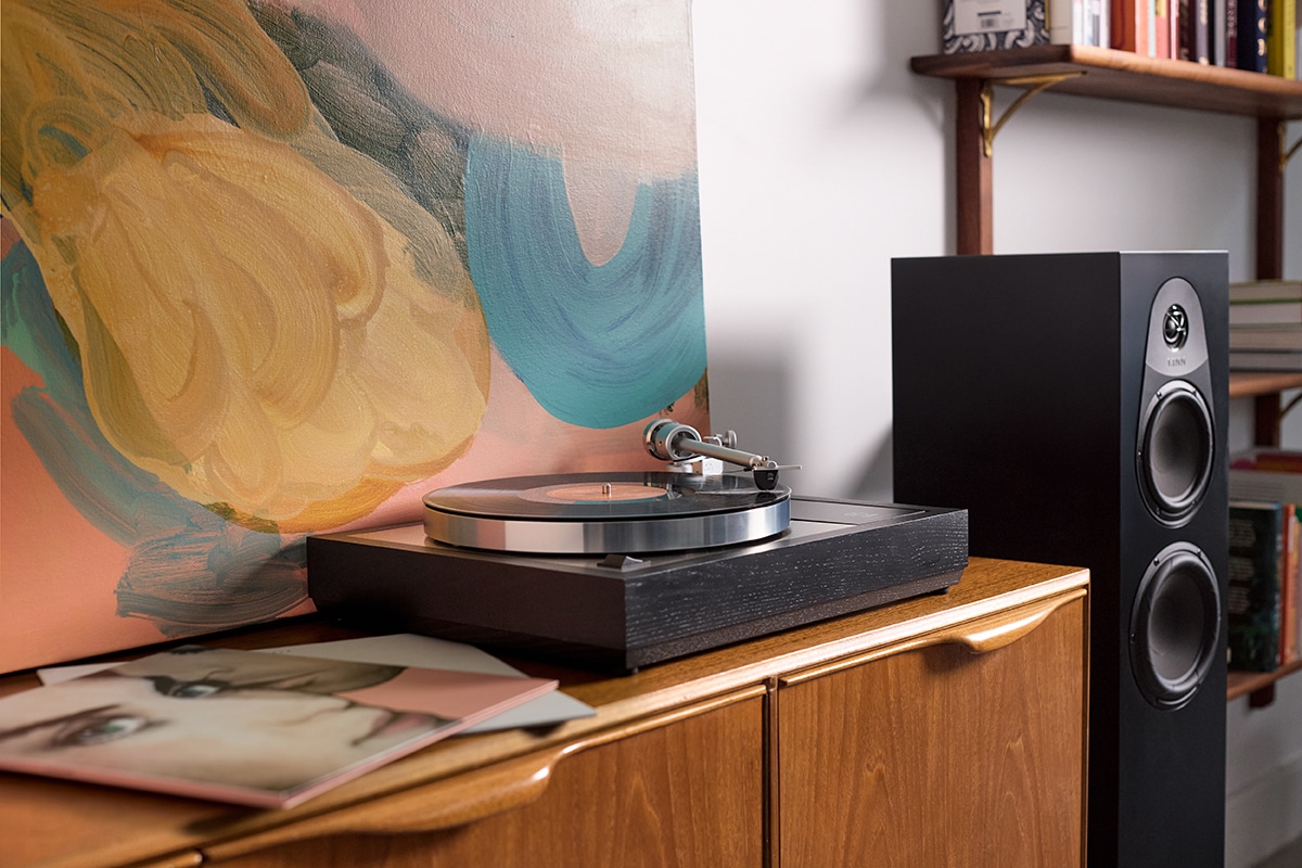 Linn Majik LP12 in ambiente domestico con diffusore Linn 150 nero