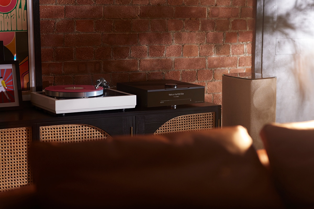 Linn Selekt DSM Edition Hub in un ambiente domestico con giradischi e diffusore Linn.