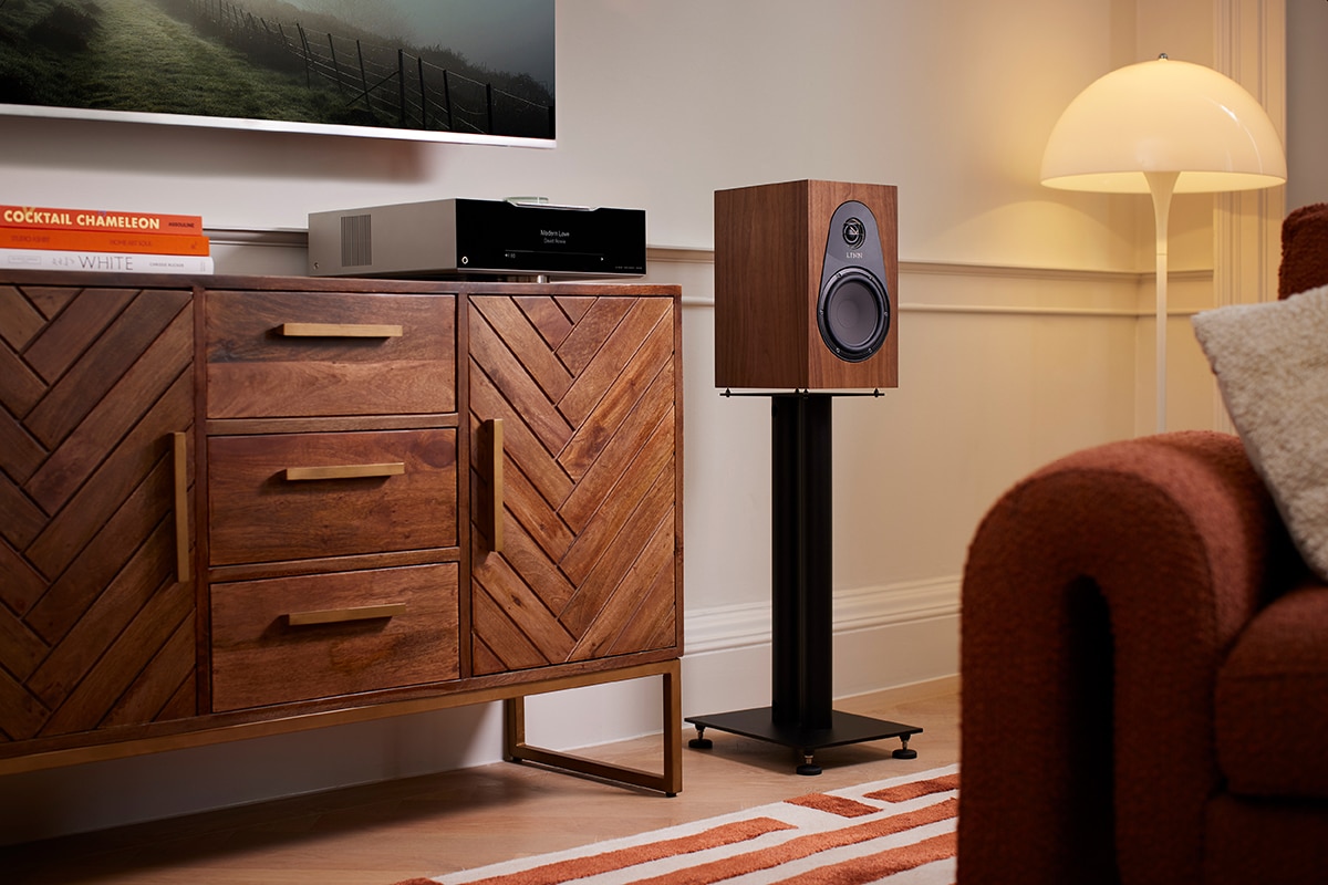 Linn Majik System con diffusore Linn 119 in noce e Majik DSM in ambiente domestico