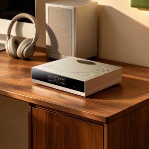 YBA Design One lettore SACD trasportabile su mobile in legno con cuffie ed elettronica hi-fi compatta