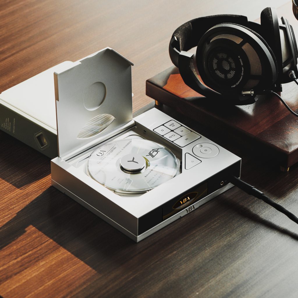 YBA Design One aperto con disco SACD e cuffie hi-fi collegate